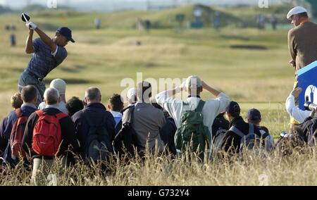US's Tiger Woods schlägt das 6. Loch ab, das der US-Amerikaner Tom Weiskopf (rechts) während einer Übungsrunde auf dem Royal Troon Golfplatz in Schottland beobachtet, um sich auf die 133. Open Golf Championship vorzubereiten, die am Donnerstag beginnt. Stockfoto