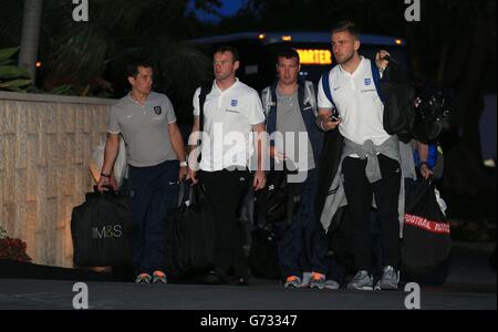 Fußball - Weltmeisterschaft 2014 - Miami Training Camp - Ankunft In England - Mandarin Oriental Hotel. Die Engländer Wayne Rooney (zweite Straße links) und Luke Shaw (rechts) erreichen das Mandarin Oriental Hotel in Miami, USA. Stockfoto