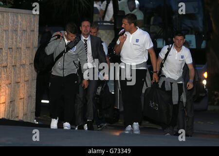 Fußball - Weltmeisterschaft 2014 - Miami Training Camp - Ankunft In England - Mandarin Oriental Hotel. Die Engländer Jack Wiltshere (links), Phil Jagielka (Mitte rechts) und James Milner (rechts) erreichen das Mandarin Oriental Hotel in Miami, USA. Stockfoto