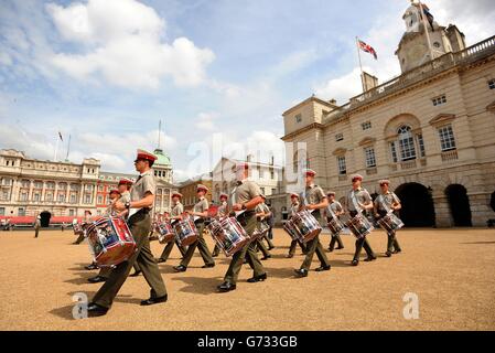 Mitglieder der Royal Marines bei den Proben für die Royal Marines schlagen Retreat bei der Horse Guards Parade in London. Stockfoto