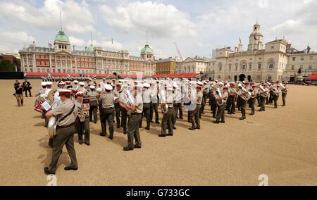 Mitglieder der Royal Marines bei den Proben für die Royal Marines schlagen Retreat bei der Horse Guards Parade in London. Stockfoto