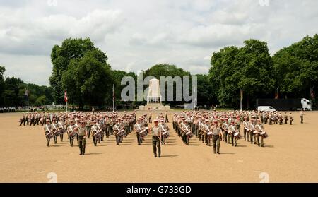 Mitglieder der Royal Marines bei den Proben für die Royal Marines schlagen Retreat bei der Horse Guards Parade in London. Stockfoto