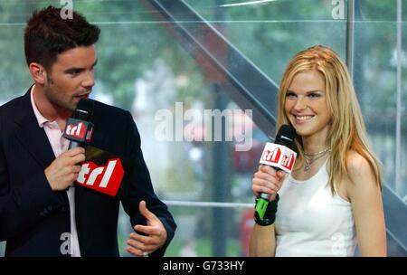 MTV-Moderator Dave Berry mit Sängerin Ana Johnsson während ihres Gastauftritts in MTV's TRL - Total Request Live - Show, in ihren neuen Studios am Leicester Square, im Zentrum von London. Ana wirbt für ihre Single 'We Are' - die den Soundtrack für den kommenden Film Spider-man 2 darstellt. Stockfoto