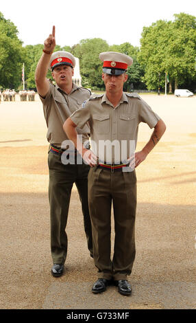 Mitglieder der Royal Marines Band bei den Proben für das Royal Marines Beating Retreat bei der Horse Guards Parade in London. Stockfoto