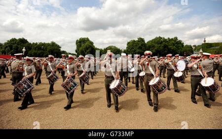 Mitglieder der Royal Marines Band bei den Proben für das Royal Marines Beating Retreat bei der Horse Guards Parade in London. Stockfoto