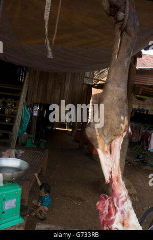 Rindfleisch hängt an einem Haken und zum Verkauf an einem Straßenrand Fleisch Stall in Chork Village, Kambodscha. Stockfoto