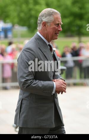 Der Prinz von Wales trifft sich vor dem Royal Shakespeare Theatre, Stratford-upon-Avon. Stockfoto