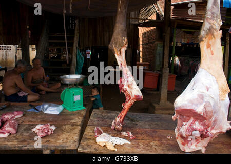 Rindfleisch hängt an einem Haken und zum Verkauf an einem Straßenrand Fleisch Stall in Chork Village, Kambodscha. Stockfoto