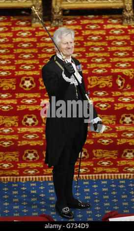 Der Gentleman Usher der Black Rod, David Leakey, kommt im House of Lords an, während der Staatseröffnung des Parlaments im Palace of Westminster in London. Stockfoto