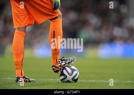 Fußball - International freundlich - Republik Irland - Italien - Craven Cottage. Italiens Torwart Salvatore Sirigu steht mit dem offiziellen FIFA-Weltcup-Ball, der „Brazuca“ Stockfoto