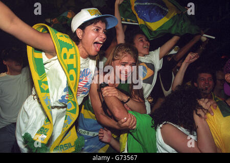 Fußball - Weltmeisterschaft 1994 - Brasilien-Fans - London. Brasilien-Fans feiern im Salsa Club in Londons Soho, nachdem ihr Team das WM-Finale gegen Italien gewonnen hat. Stockfoto