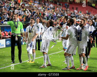 Fußball - UEFA Champions League - Finale - Real Madrid / Atletico Madrid - Estadio Da Luz. Real Madrid Spieler feiern mit der Champions League Trophäe auf dem Spielfeld Stockfoto