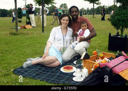 Die Schauspielerin Olivia Williams und ihr Partner Rhashan Stone feierten heute gemeinsam mit Tausenden von Besuchern in Kensington Gardens, London, den 100. Geburtstag von Peter Pan zugunsten der Great Ormond Street Hospital Children's Charity (GOSHCC). Stockfoto