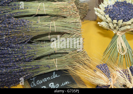 Trauben von Lavendel auf einem Marktstand. (Arles, Provence, Frankreich) Stockfoto