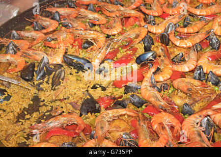 Meeresfrüchte-Paella in großen Pfanne. Fast-Food. (Arles, Frankreich) Stockfoto