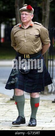 LT. General Sir Alistair Irwin, Adjutant General und Oberst Gebot, die Scottish Division, gibt nach der Ankündigung der Regierung über geplante Änderungen der Streitkräfte in Glasgow eine Pressekonferenz. Stockfoto