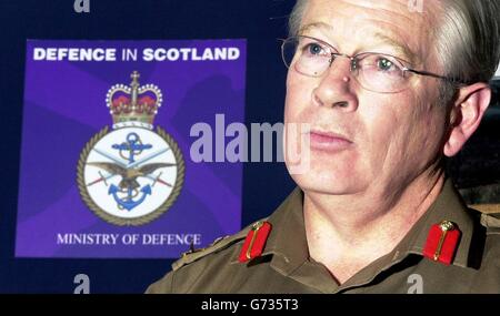 LT. General Sir Alistair Irwin, Adjutant General und Oberst Gebot, die Scottish Division, gibt nach der Ankündigung der Regierung über geplante Änderungen der Streitkräfte in Glasgow eine Pressekonferenz. Stockfoto