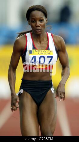 Emma Ania während der 100-m-Vorläufe am ersten Tag der Norwich Union Olympic Trials und der Amateur Athletics Association Championships in der Manchester Regional Arena. Stockfoto