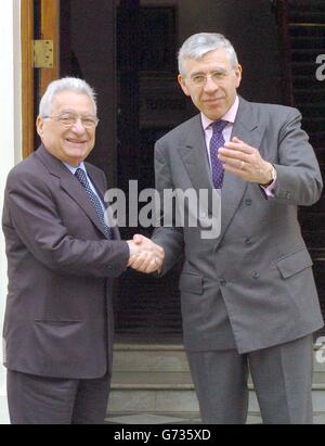 Der britische Außenminister Jack Straw (rechts) begrüßt seinen griechischen Amtskollegen Petros Molyviatis in seiner offiziellen Londoner Residenz, 1 Carlton Gardens in London. Stockfoto