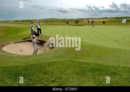 Der englische Golfer Mark Roe schieß aus einem Bunker auf das neunte Grün, wo er einen Schuss abgab, bevor er den Tag bei fünf unter Par beendete, in der ersten Runde der Nissan Irish Open. Stockfoto