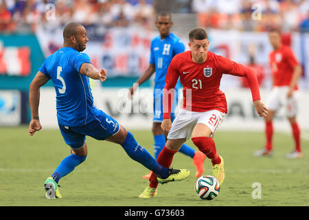 Englands Ross Barkley kommt an Honduras' Victor Bernardez (links) vorbei während der Internationalen Freundschaftschaft im Sun Life Stadium, Miami, USA. DRÜCKEN Sie VERBANDSFOTO. Bilddatum: Samstag, 7. Juni 2014. Siehe PA Geschichte FUSSBALL England. Bildnachweis sollte lauten: Mike Egerton/PA Wire. Stockfoto