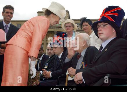 Die Prinzessin Royal trifft Henry Allingham (rechts) (108 Jahre) während einer Gartenparty im Buckingham Palace im Zentrum von London. Zwei Veteranen des Ersten Weltkriegs waren heute der Toast auf den Buckingham Palace, als die angesehenen Soldaten auf einer königlichen Gartenparty auftauten. Henry Allingham, 108, und William Stone, 103, gehörten zu denen, die die Prinzessin Royal trafen, Schirmherrin der nicht vergessenen Vereinigung, die für ehemalige Dienstbehinderte eingerichtet wurde. Stockfoto