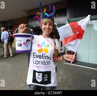 Cricket - Royal London One-Day International Series - First One Day International - England / Sri Lanka - Kia Oval. Ein Freiwilliger sammelt im Auftrag des Evelina London Childrens Hospice Geld. Stockfoto