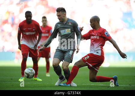 Fußball - Sky Bet League One - Play Off - Finale - Leyton Orient gegen Rotherham United - Wembley Stadium. Elliot Omozusi von Leyton Orient (rechts) und Lee Frecklington von Rotherham United kämpfen um den Ball Stockfoto