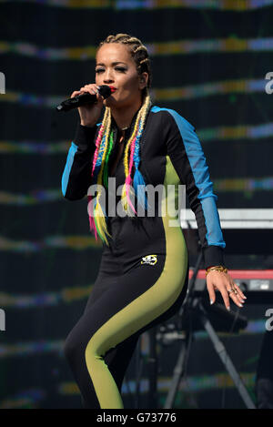 BBC Radio 1 großes Wochenende - Glasgow. Rita Ora spielt während des großen Wochenendes von Radio 1 im Glasgow Green, Glasgow. Stockfoto