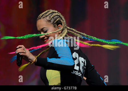 BBC Radio 1 großes Wochenende - Glasgow. Rita Ora spielt während des großen Wochenendes von Radio 1 im Glasgow Green, Glasgow. Stockfoto