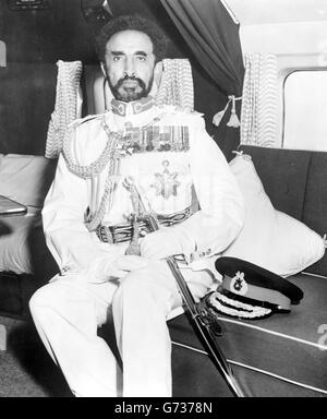 Kaiser Haile Selassie von Äthiopien in der Uniform seines Feldmarschalls an Bord der BOAC Argonaut, die ihn von Wadi Halfa, Sudan, nach Malta auf dem Weg nach Großbritannien zu seinem Staatsbesuch flog. Stockfoto