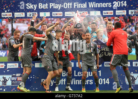 Fußball - Sky Bet League One - Play Off - Finale - Leyton Orient gegen Rotherham United - Wembley Stadium. Die Spieler von Rotherham United feiern nach dem Spiel mit der Sky Bet League One Play Off Trophäe Stockfoto