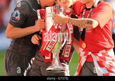 Fußball - Sky Bet League One - Play Off - Finale - Leyton Orient gegen Rotherham United - Wembley Stadium. Die Spieler von Rotherham United feiern nach dem Spiel mit der Sky Bet League One Play Off Trophäe Stockfoto