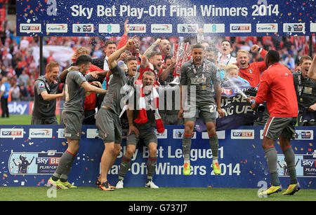 Fußball - Sky Bet League One - Play Off - Finale - Leyton Orient gegen Rotherham United - Wembley Stadium. Die Spieler von Rotherham United feiern nach dem Spiel mit der Sky Bet League One Play Off Trophäe Stockfoto