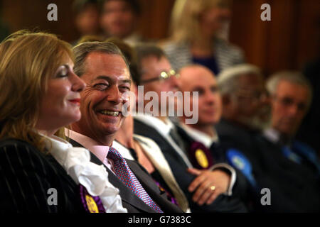 Der Vorsitzende der britischen Unabhängigkeitspartei Nigel Farage lächelt, als er die Ergebnisse der Europawahlen im Guildhall in Southampton, Hampshire, hört. Stockfoto