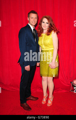 Jennie McAlpine und Gast bei der Ankunft für die British Soap Awards 2014 im Hackney Empire, 291 Mare St, London. Stockfoto