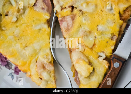 Nahaufnahme von zwei Scheiben hausgemachte Pizza in einem Teller gedient Stockfoto