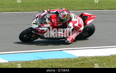 Motorsport - Superbike FIM Weltmeisterschaft - Runde fünf - Race Day - Donington Park. Chaz Davies von Ducati 1199 Panigale R bei Rennen zwei von Runde 5 der Superbikes FIM World Championship im Donington Park, Donington. Stockfoto