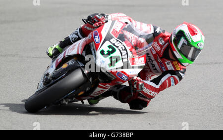 Motor Racing - Superbike FIM World Championship - Runde fünf - Renntag - Donington Park Stockfoto