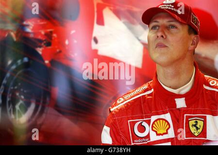 Formel-1-Weltmeister Michael Schumacher in der Box beim ersten Training auf der Silverstone-Rennstrecke in Northamptonshire, in Vorbereitung auf den Grand Prix von Großbritannien am Sonntag. Stockfoto