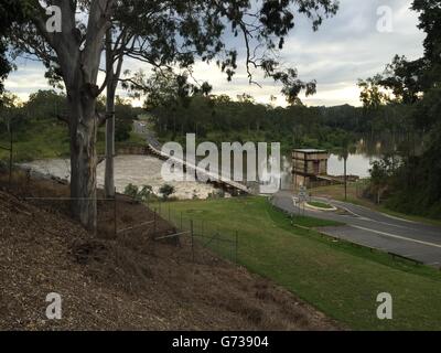 Allawah Straßenbrücke mit erhöhten Fluss-Ebene. Stockfoto