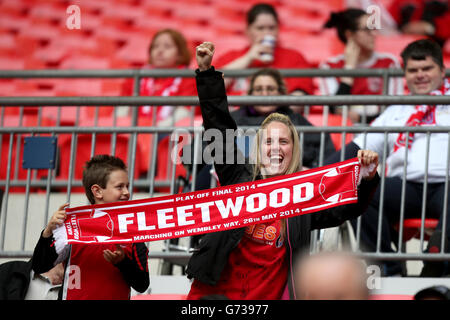 Fußball - Sky Bet League Two - Play Off - Finale - Fleetwood Town gegen Burton Albion - Wembley Stadium. Fleetwood Town Fans halten einen Schal in den Tribünen hoch Stockfoto