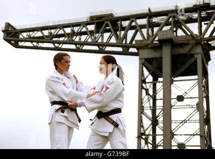 Schottlands Judo-Athleten Schwestern (links) Kimberley und Louise Renicks neben dem Finnieston Crane, wie sie als Teil des Teams Scotlland für die Commonwealth Games während der Fotozelle im Hydro, Glasgow angekündigt werden. DRÜCKEN Sie VERBANDSFOTO. Bilddatum: Mittwoch, 28. Mai 2014. Siehe PA Geschichte SPORT Schottland. Bildnachweis sollte lauten: Andrew Milligan / PA Wire Stockfoto