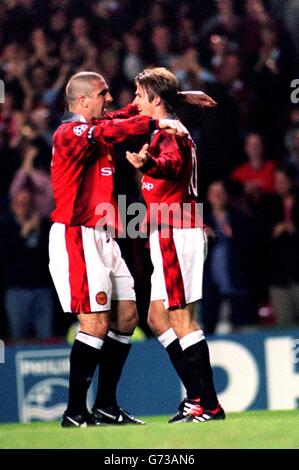 FUSSBALL - UEFA Champions League - Manchester United / SK Rapid Wien. Eric Cantona gratuliert David Beckham zum zweiten Tor von Manchester Uniteds Stockfoto