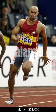 Chris Lambert auf dem Weg zum Gewinn des 200-Meter-Finales am zweiten Tag der Norwich Union Olympic Trials und der Amateur Athletics Association Championships in der Manchester Regional Arena. Stockfoto