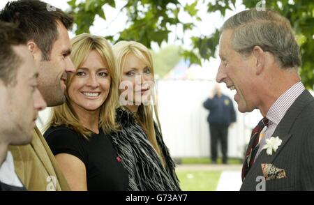 Der Prinz von Wales trifft Rugby-Spieler Kenny Logan (zweiter links) neben seiner Frau, der TV-Sportmoderatorin Gabby Logan, und dem Model Caprice (Mitte) während der Party von Capital Radio in the Park zu Gmithilfe des Prince's Trust 2004 im Hyde Park, London. Stockfoto