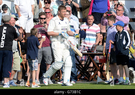 St Annes Andrew Flintoff tritt während des St Annes Cricket Club in Lancashshire auf den Platz gegen Penrith. DRÜCKEN SIE VERBANDSFOTO. Bilddatum: Samstag, 31. Mai 2014. Siehe PA Geschichte CRICKET Flintoff. Bildnachweis sollte lauten: Martin Rickett/PA Wire Stockfoto