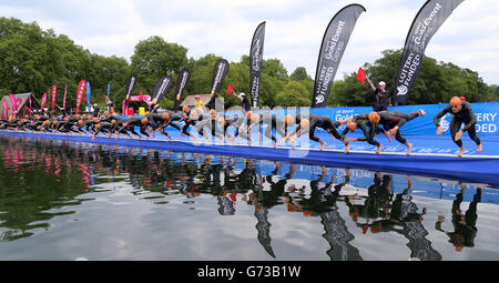 Triathlon - ITU World Series - PruHealth World Triathlon - London. Die Teilnehmer tauchen beim Start des Mens Elite Race während des PruHealth World Triathlon in London ins Wasser. Stockfoto