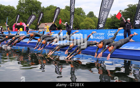 Triathlon - ITU World Series - PruHealth World Triathlon - London. Die Teilnehmer tauchen beim Start des Mens Elite Race während des PruHealth World Triathlon in London ins Wasser. Stockfoto