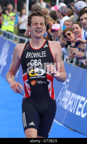 Die britische Alistair Brownlee überquert die Ziellinie auf dem vierten Platz nach dem Herreneliterennen während des PruHealth World Triathlon in London. Stockfoto